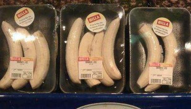 Drei Packungen Kochbananen der Marke Billa in Plastikschalen.