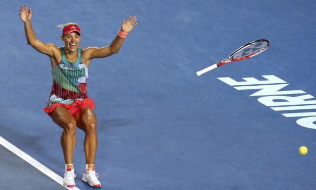 Germany's Kerber celebrates after winning her fina Angelique Kerber jubelt mit erhobenen Armen auf dem Tennisplatz.