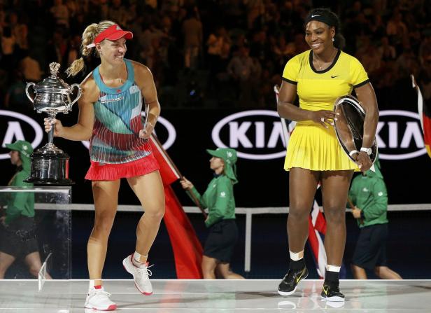 Germany's Kerber smiles while holding the trophy a Angelique Kerber mit der Trophäe und Serena Williams bei den Australian Open.
