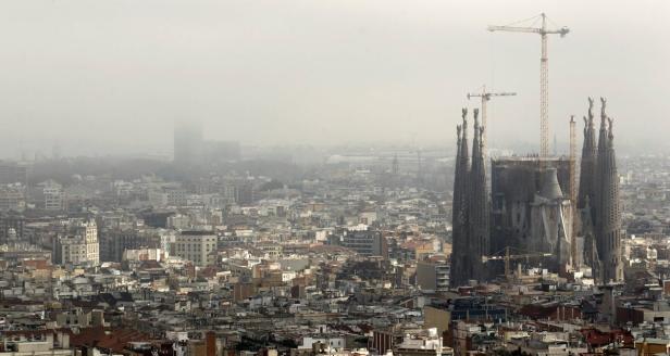 Die Sagrada Familia in Barcelona wird von Baukränen umgeben.