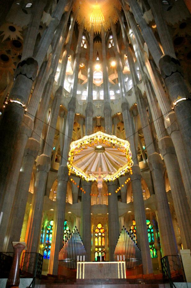 Innenansicht der Sagrada Familia in Barcelona mit Blick auf die Orgel und das Kirchenschiff.