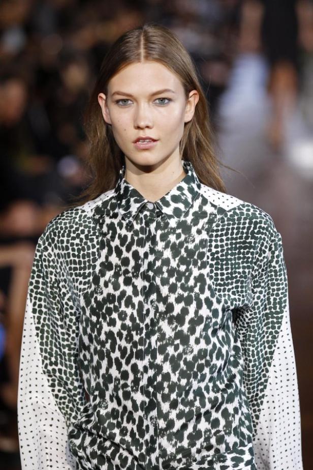 Karlie Kloss trägt ein Hemd mit Leopardenmuster auf dem Laufsteg.