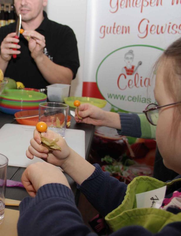 Kinder bereiten Andenbeeren bei einer Veranstaltung von „Celia“ zu.
