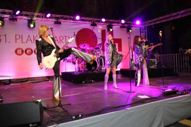 Eine Band tritt bei der „31. Plaka Party“ auf der Bühne auf.