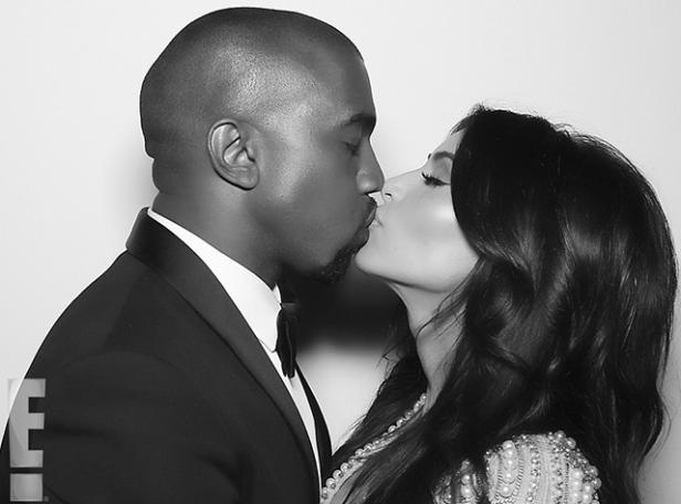 Ein Schwarzweißfoto von Kanye West und Kim Kardashian, die sich küssen.
