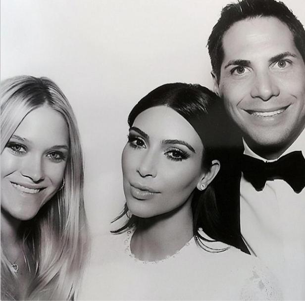 Ein Schwarzweißfoto von drei Personen, darunter Kim Kardashian.