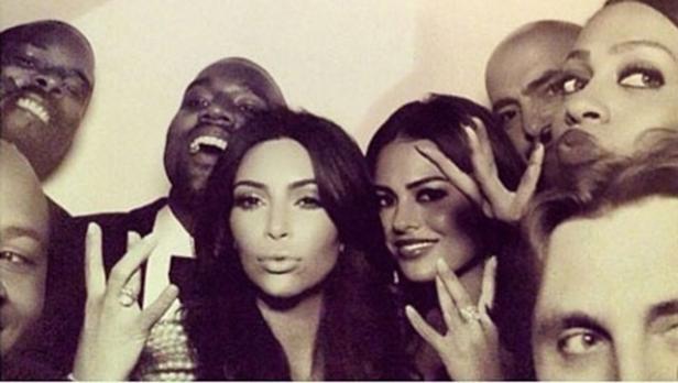 Eine Gruppe von Menschen, darunter Kim Kardashian, posiert für ein Foto.