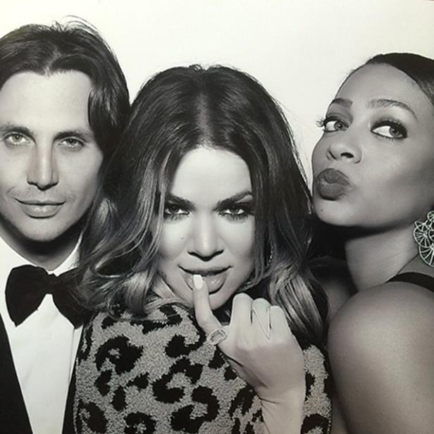 Khloé Kardashian posiert mit zwei Freunden für ein Schwarz-Weiß-Foto.