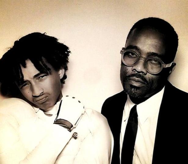 Ein Schwarzweißfoto von Jaden Smith und einem Mann mit Brille und Anzug.