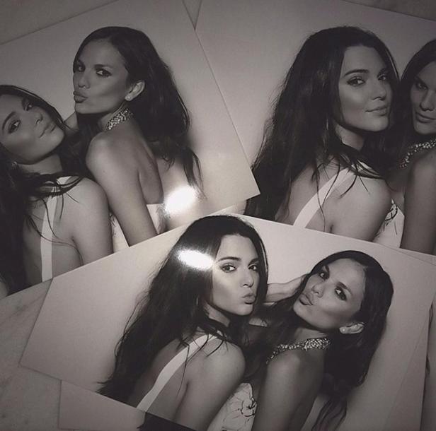 Schwarz-Weiß-Fotos zeigen Kendall Jenner mit einer Freundin, beide machen einen Kussmund.