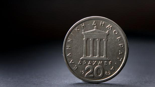 Eine griechische 20-Drachmen-Münze von 1982 mit einem Tempel darauf.