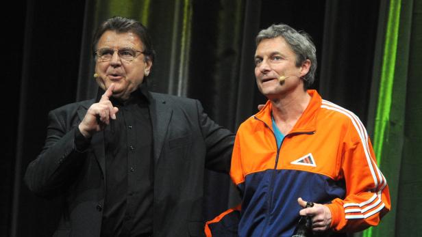 Thomas Gottschalk und Günther Jauch stehen auf einer Bühne.