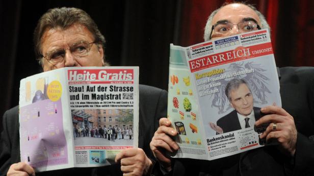 Zwei Männer halten Zeitungen mit den Titeln „Heute Gratis“ und „Österreich“ vor ihre Gesichter.