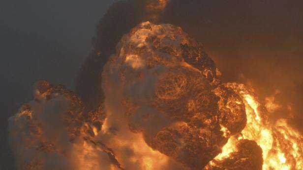Eine gewaltige Explosion mit orangefarbenen Flammen und dunklem Rauch.