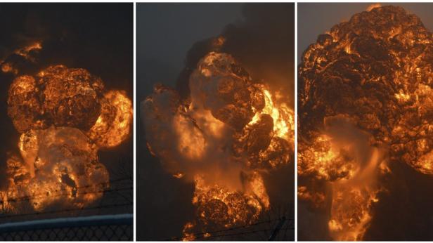 Drei Ansichten einer gewaltigen Explosion mit orangefarbenen Flammen und dunklem Rauch.