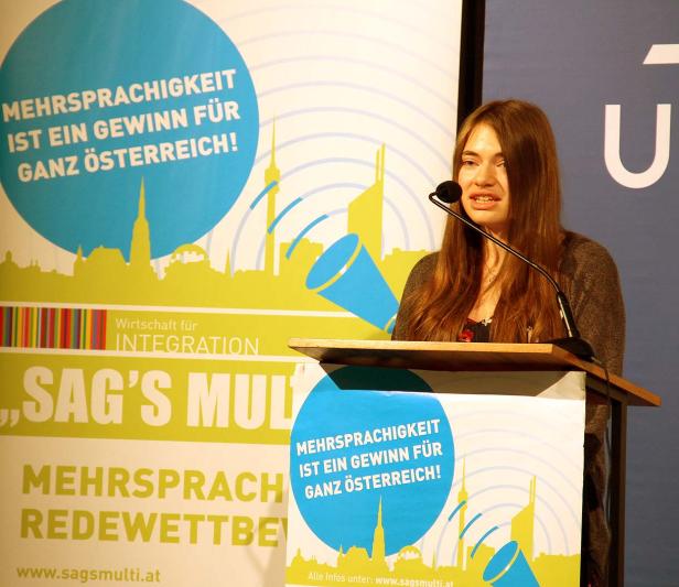 Eine junge Frau spricht bei einem „Sag’s Multi“-Redewettbewerb.