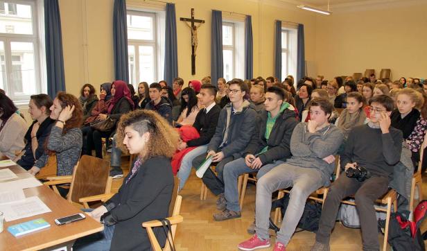 Ein Klassenzimmer voller Schüler während einer Präsentation.