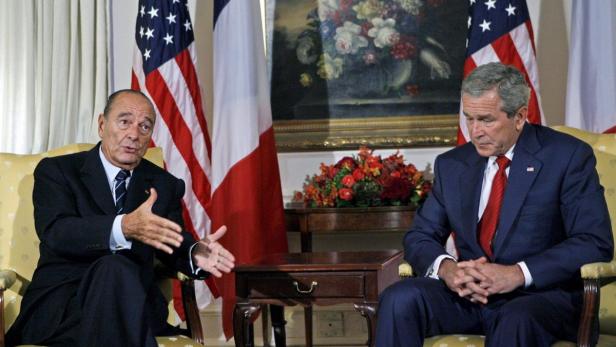 Jacques Chirac und George W. Bush sitzen bei einem Treffen nebeneinander.