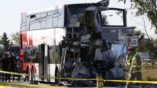 Ein schwer beschädigter Doppeldeckerbus nach einem Unfall.