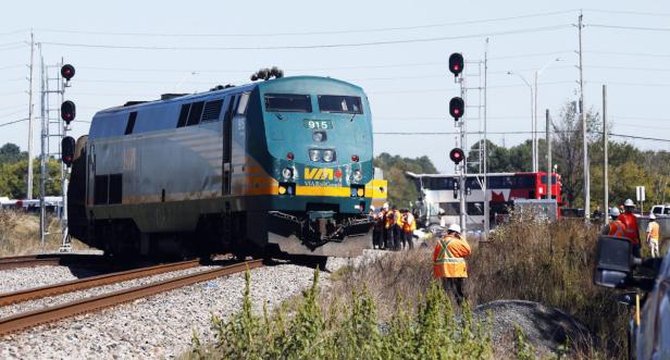 Ein Zug der VIA Rail Canada steht an einem Bahnübergang.