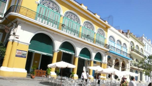 Die Fassade des Restaurants Factoria Plaza Vieja in Havanna, Kuba.