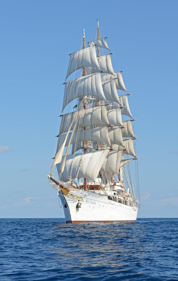 Das Segelschiff „Sea Cloud“ fährt mit gehissten Segeln auf dem Meer.