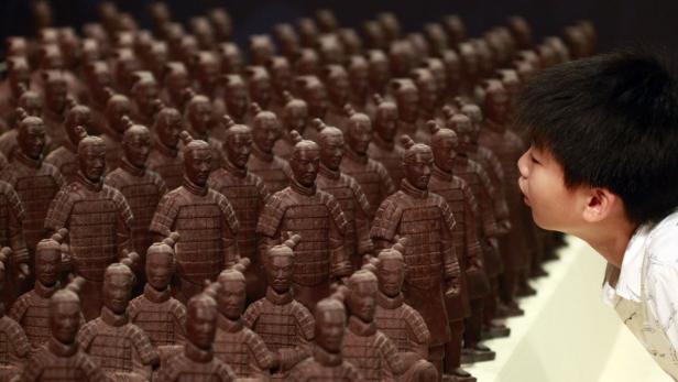 Ein Junge betrachtet die Terrakotta-Armee in Xi'an, China.