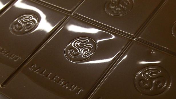 Nahaufnahme einer Tafel Callebaut-Schokolade mit eingeprägtem Logo.