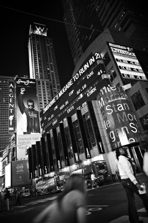 Nachtszenen am Times Square mit Werbetafeln und Menschen.