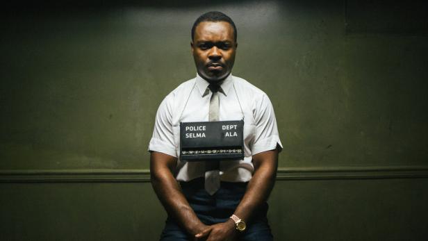 David Oyelowo als Martin Luther King Jr. mit einem Schild der Polizei von Selma, Alabama.