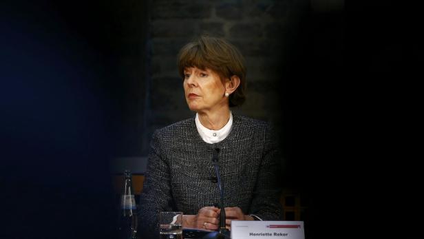 Henriette Reker sitzt an einem Tisch vor einer dunklen Wand.