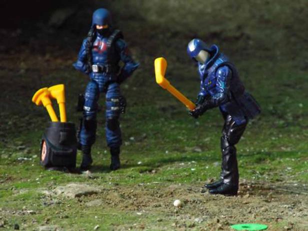 Zwei G.I. Joe Cobra Figuren spielen Golf.