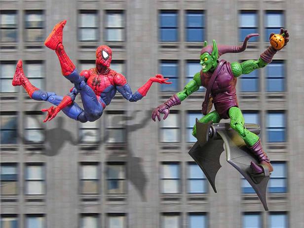 Spider-Man und der Grüne Kobold kämpfen vor einem Hochhaus.