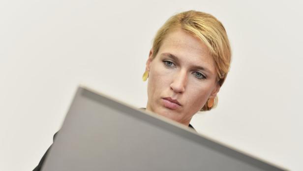 Live Chat mit Kathrin Nachbaur Eine blonde Frau schaut konzentriert auf einen Bildschirm.