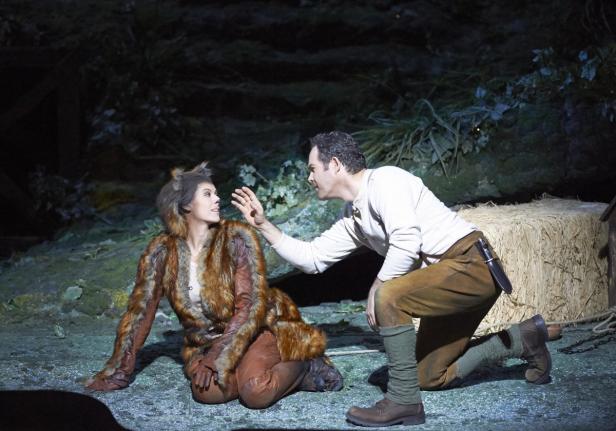 Eine Frau im Fuchskostüm wird von einem Mann auf einer Theaterbühne berührt.