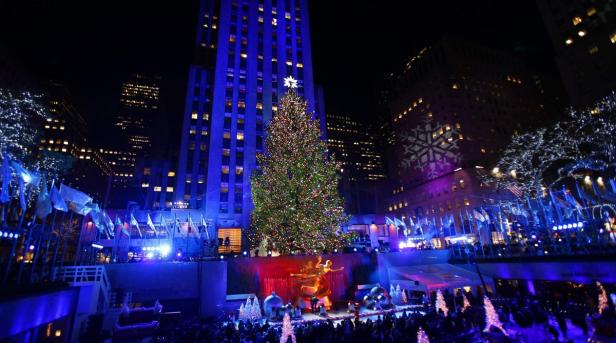 Der Weihnachtsbaum vor dem Rockefeller Center in New York ist hell erleuchtet.