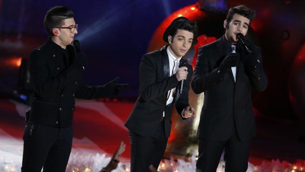 Die italienische Popband Il Volo tritt auf einer Bühne auf.