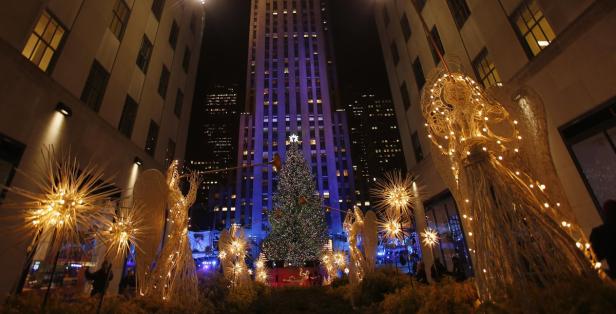 Der Weihnachtsbaum und Engelsskulpturen vor dem Rockefeller Center in New York.