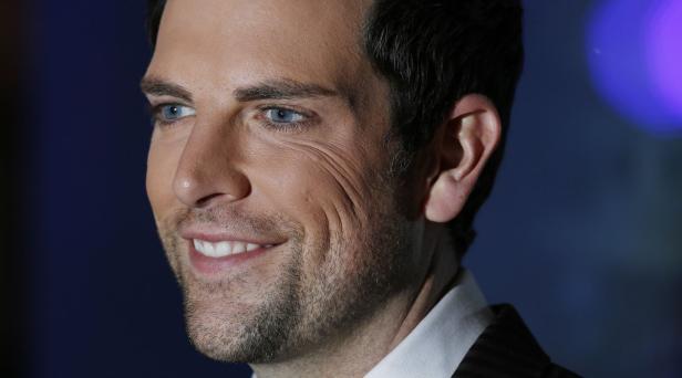 Porträt von Zachary Levi mit einem leichten Lächeln.