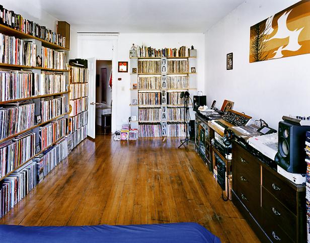 Ein Zimmer mit Regalen voller Schallplatten und Musikequipment.