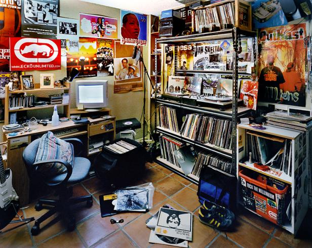 Ein Zimmer voller Schallplatten, Postern und einem Computerarbeitsplatz.