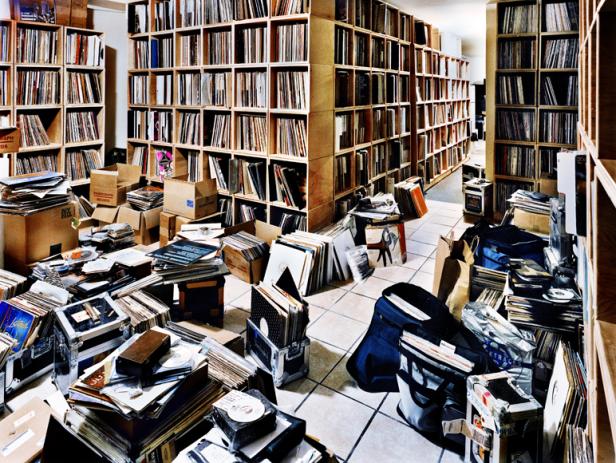 Ein Raum voller Schallplattenregale und -stapel.