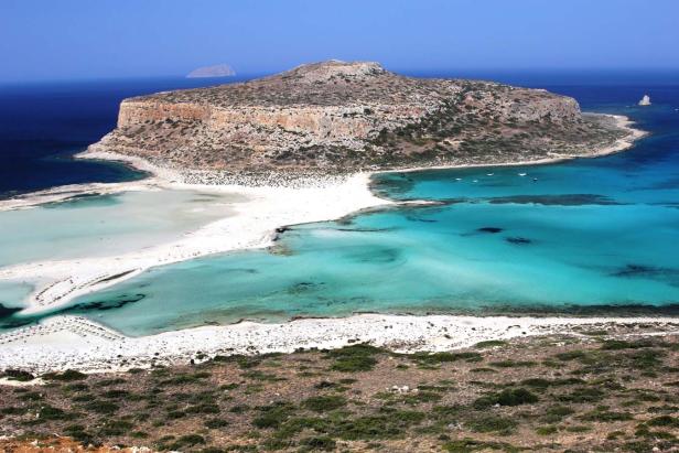 Blick auf die Lagune von Balos auf Kreta mit weißem Sand und türkisfarbenem Wasser.