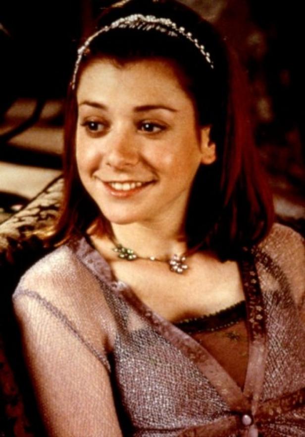 Alyson Hannigan lächelt mit einem Diadem und einer Halskette.