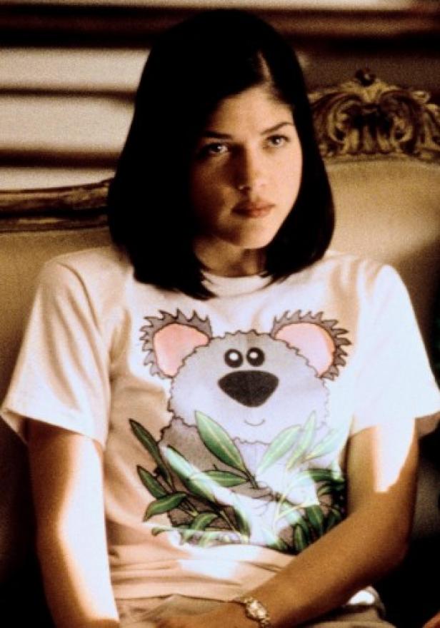 Selma Blair trägt ein T-Shirt mit einem Koala-Bären-Motiv.