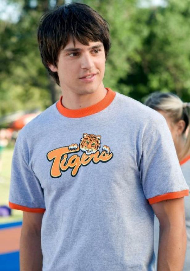 Ein junger Mann trägt ein graues T-Shirt mit dem Aufdruck „Tigers“.