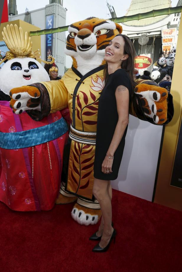 Cast member Jolie poses with the character of Tigr Angelina Jolie posiert mit Tigress und Meisterin Panda von „Kung Fu Panda 3“.