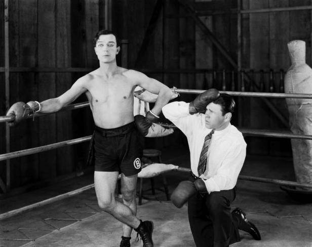 Buster Keaton als Boxer mit Trainer in einem Boxring.