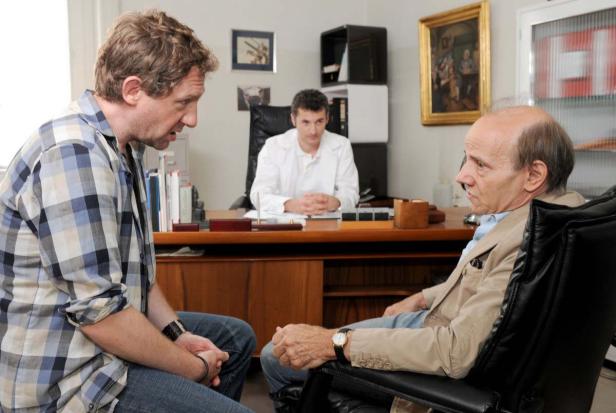 Ein Mann im Gespräch mit seinem Arzt in dessen Büro.