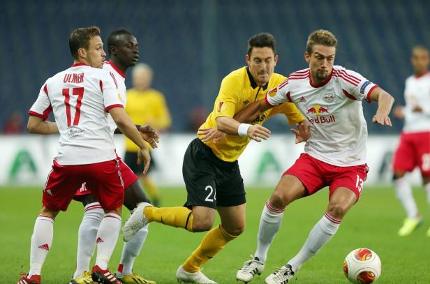 Fußballspieler kämpfen um den Ball auf dem Spielfeld.